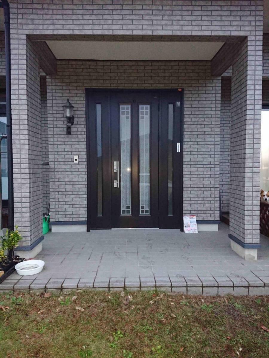 茨城県北トーヨー住器の気密性のいいドアへ♪　　リシェント玄関ドア施工の施工前の写真2