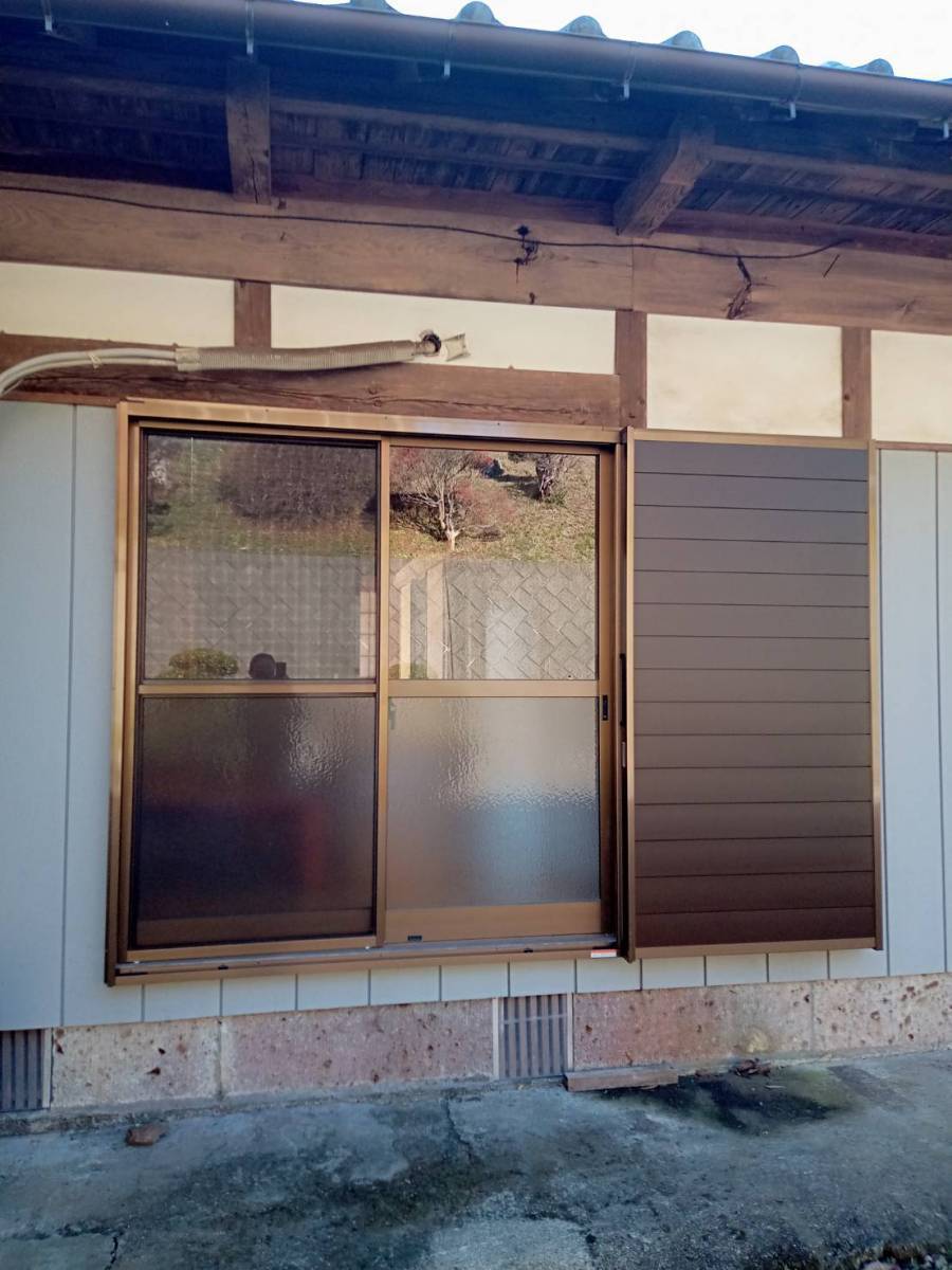 茨城県北トーヨー住器の雨戸のない窓に雨戸を取付　　～城里町～の施工後の写真1