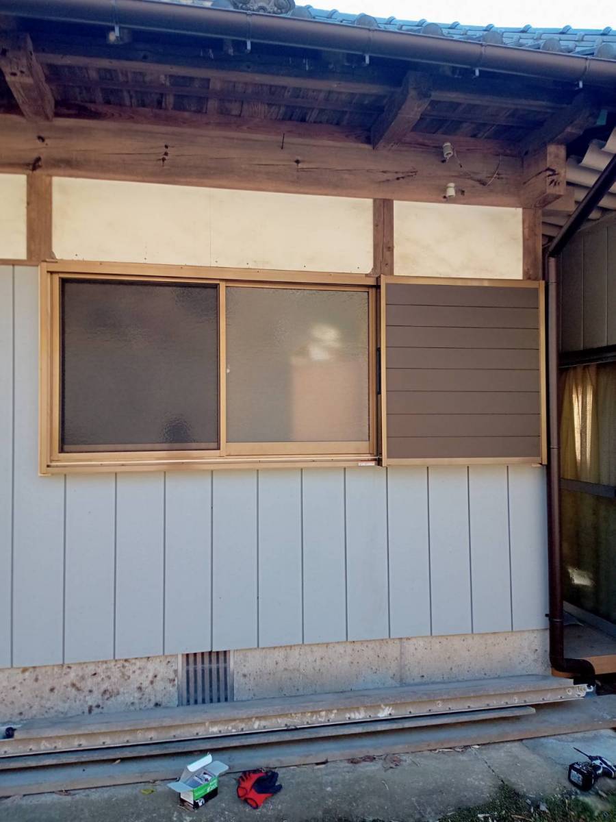 茨城県北トーヨー住器の雨戸のない窓に雨戸を取付　　～城里町～の施工後の写真2
