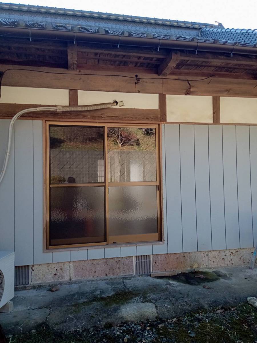 茨城県北トーヨー住器の雨戸のない窓に雨戸を取付　　～城里町～の施工前の写真1