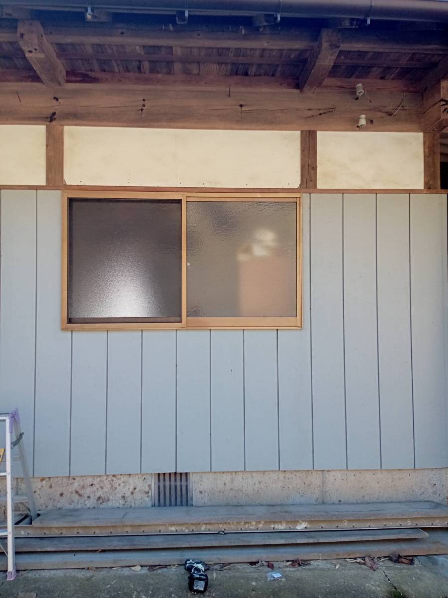 茨城県北トーヨー住器の雨戸のない窓に雨戸を取付　　～城里町～の施工前の写真2