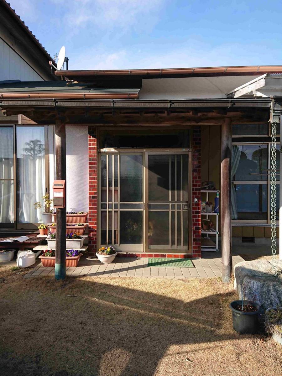 茨城県北トーヨー住器のリシェントで玄関引戸を1Dayリフォーム！の施工前の写真1