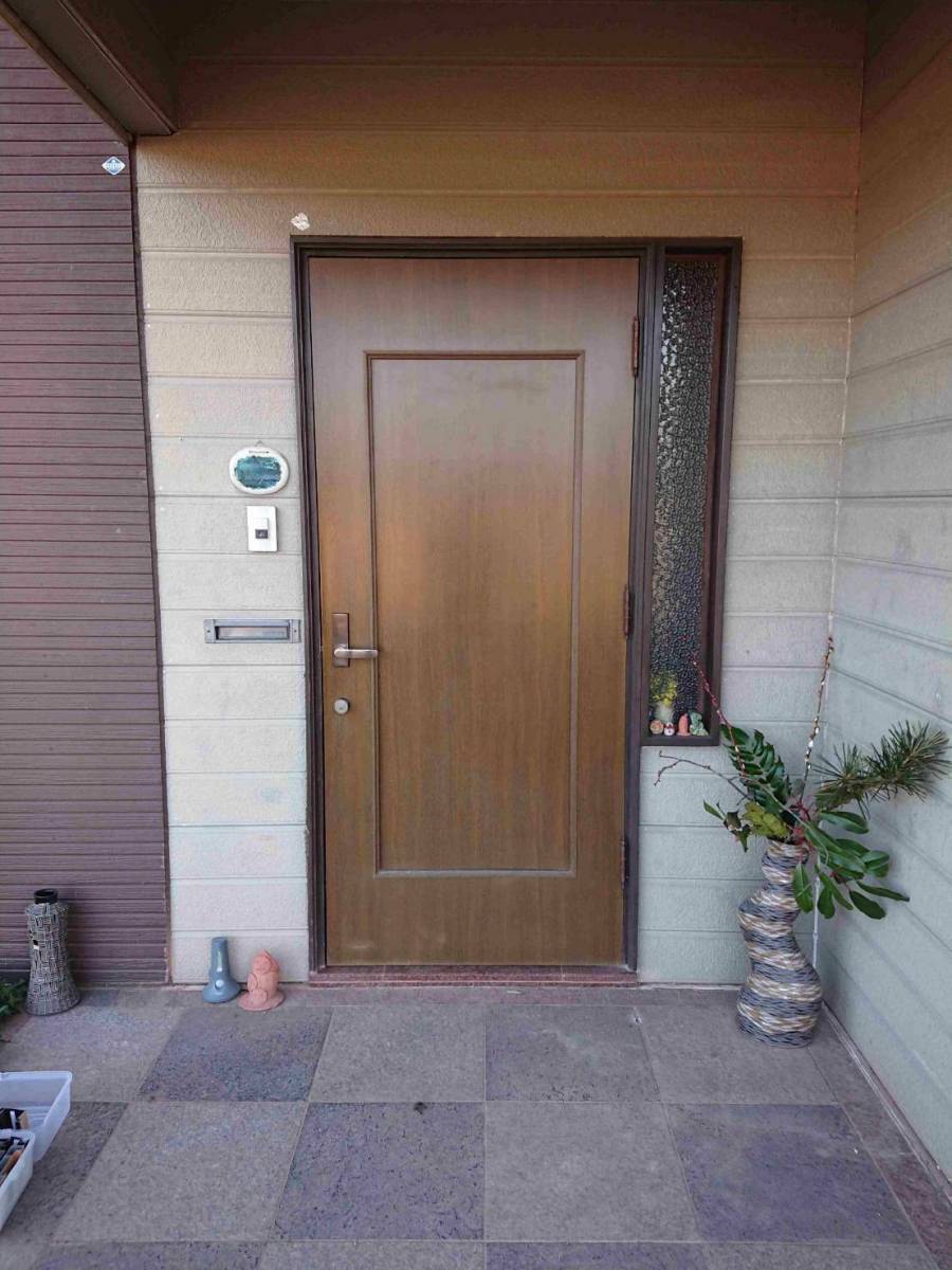 茨城県北トーヨー住器の光溢れる明るい玄関へ　～常陸大宮市～の施工前の写真1
