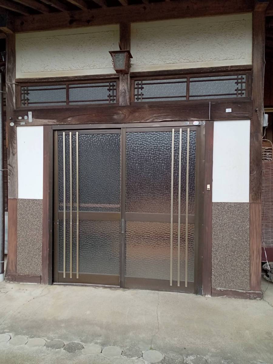 茨城県北トーヨー住器の玄関引戸取替工事　～菩提樹～の施工前の写真2