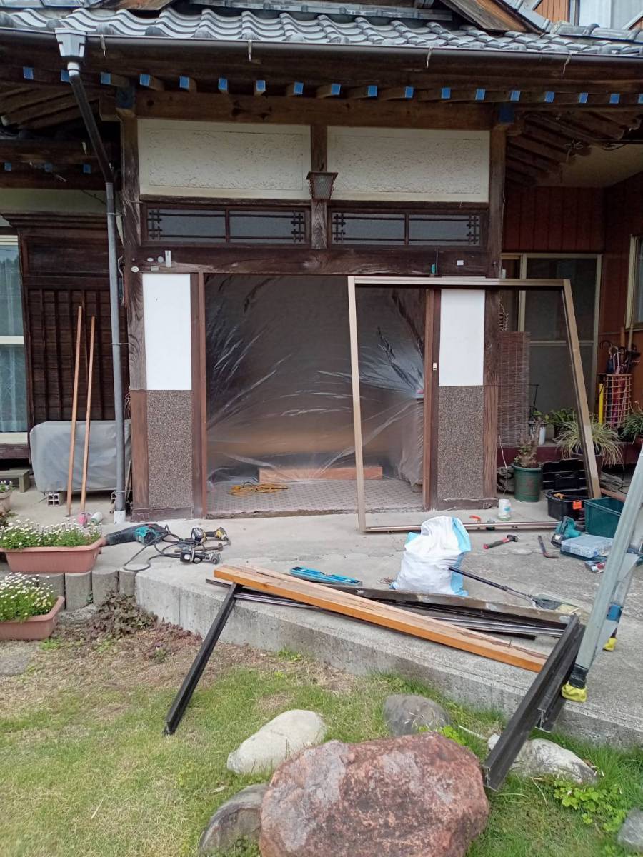 茨城県北トーヨー住器の玄関引戸取替工事　～菩提樹～の施工前の写真3