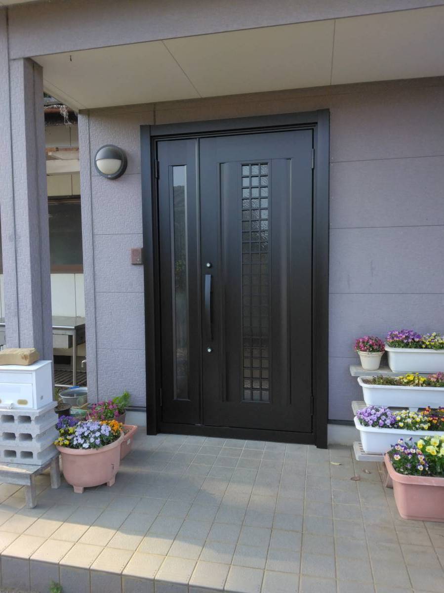 茨城県北トーヨー住器の玄関ドアリフォーム　～リシェント玄関ドア～の施工後の写真1