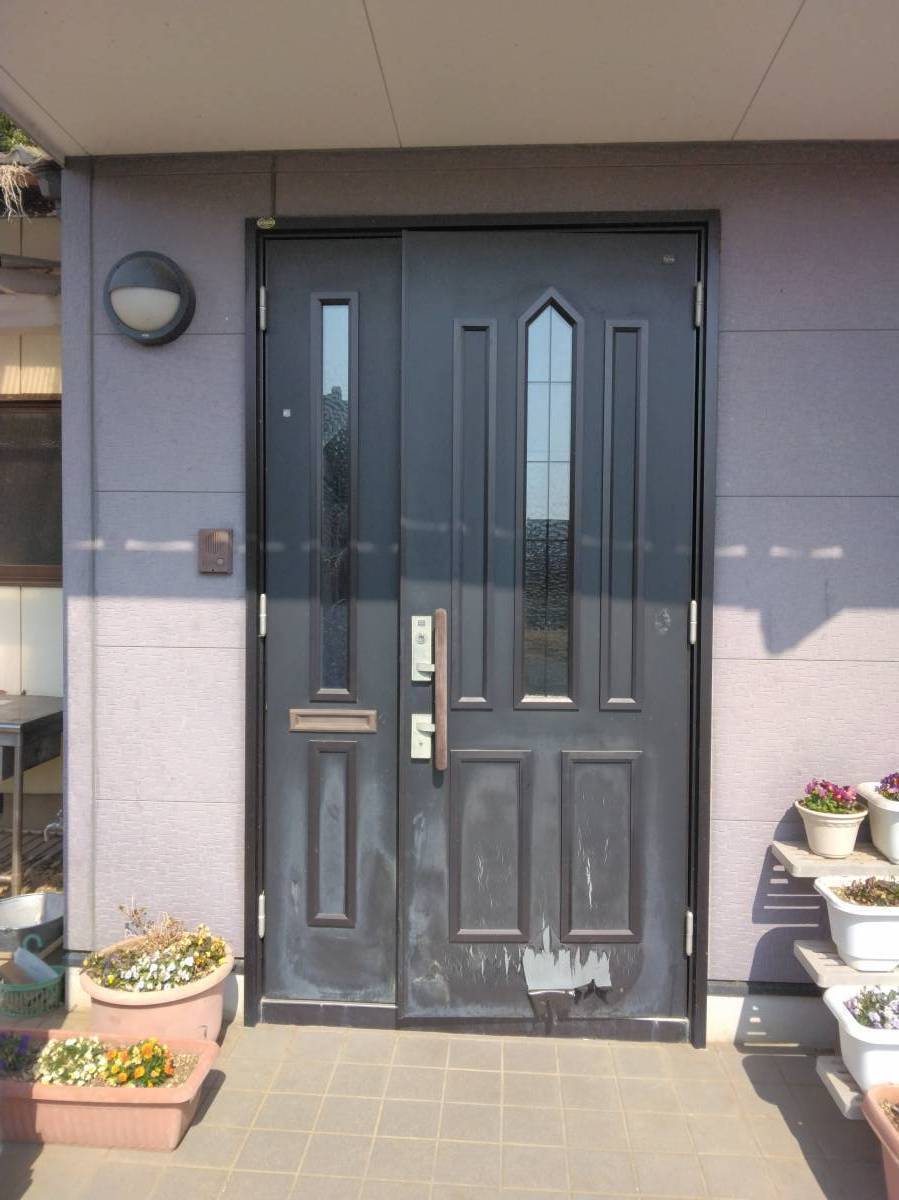 茨城県北トーヨー住器の玄関ドアリフォーム　～リシェント玄関ドア～の施工前の写真1