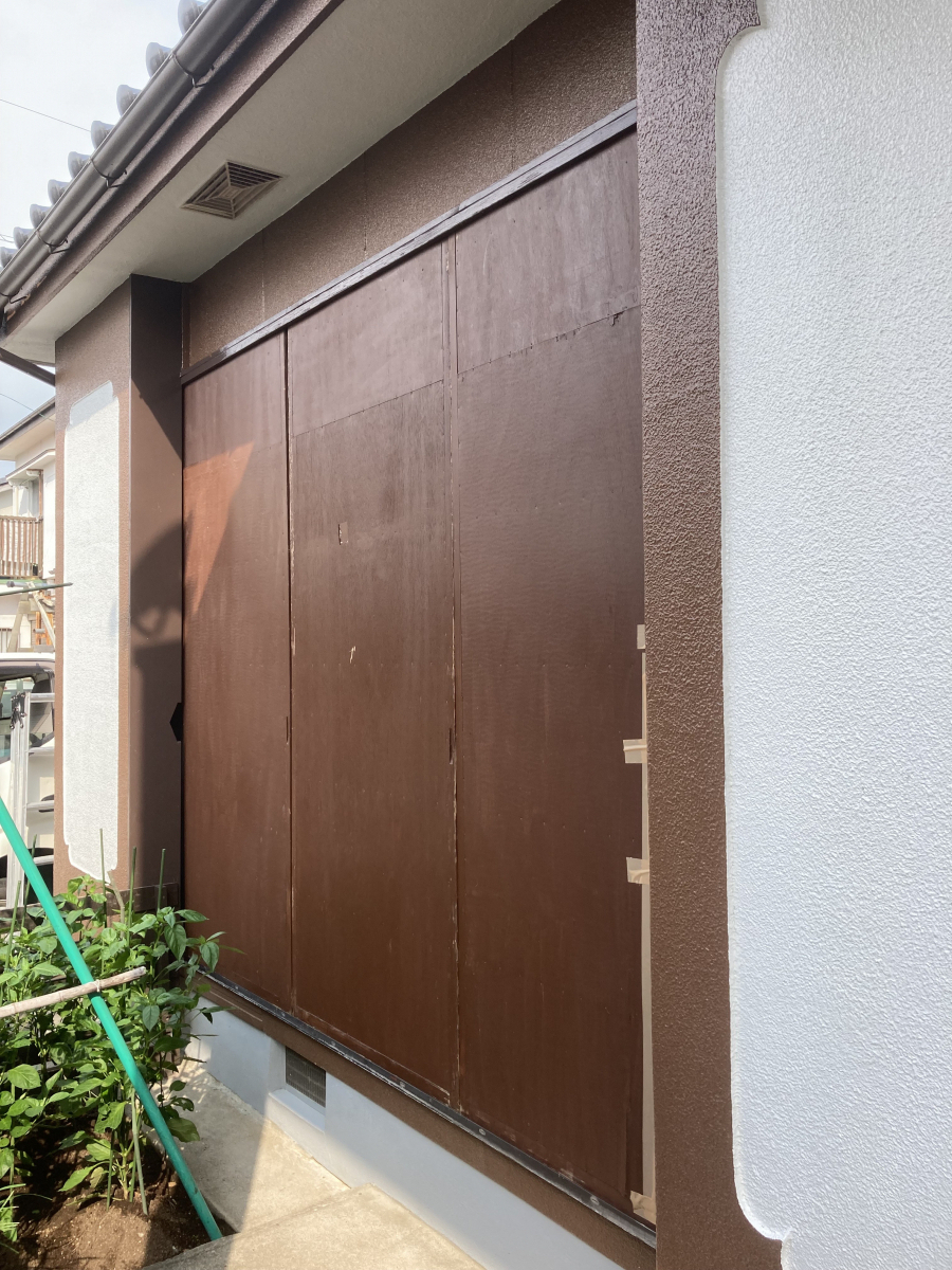武迫トーヨー住器の取替雨戸の施工例の施工前の写真1