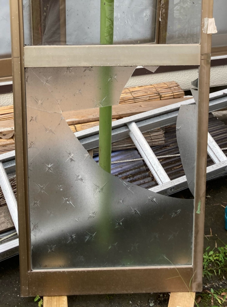 武迫トーヨー住器の割れてしまったガラス交換いたします。の施工前の写真1