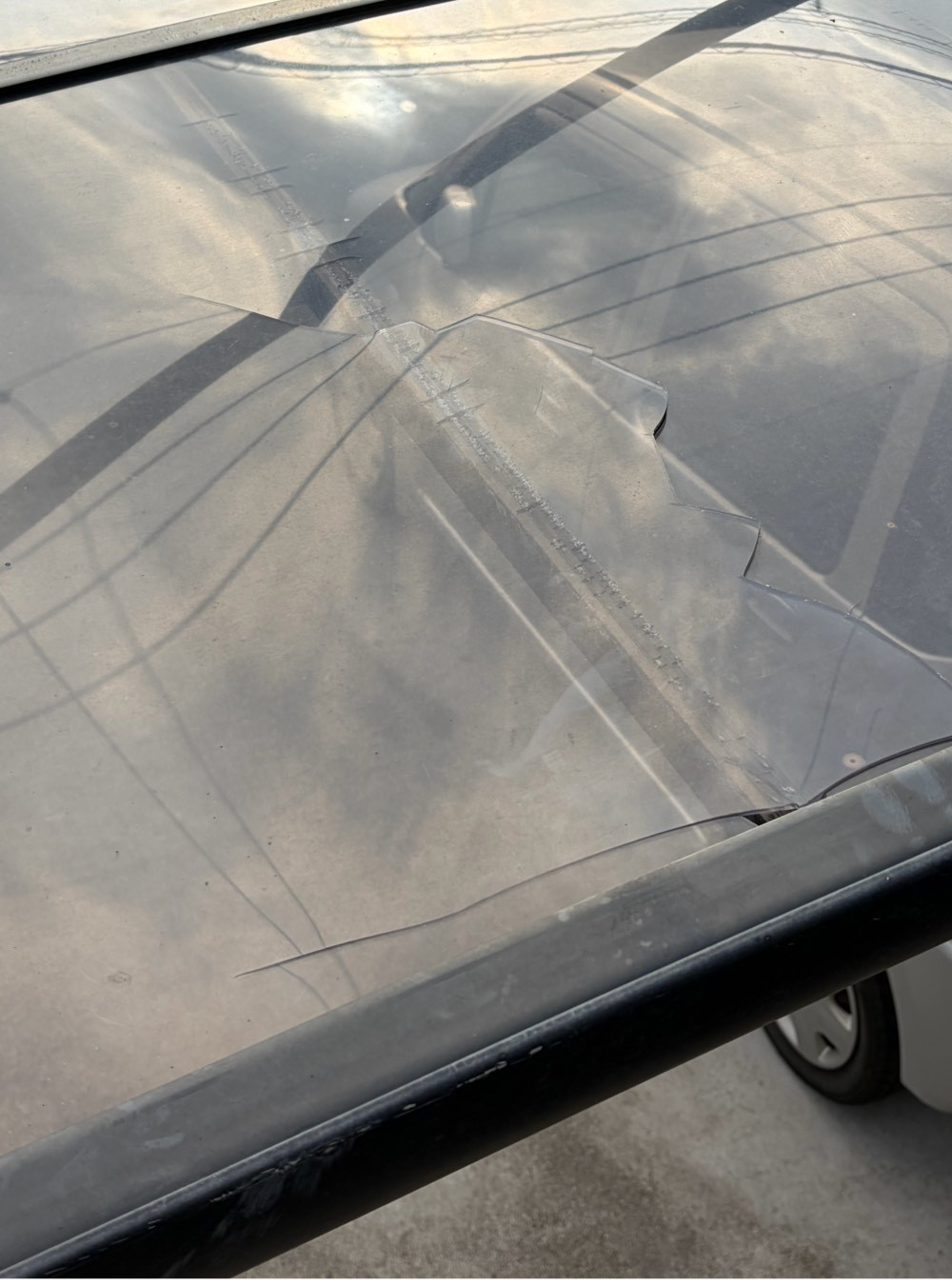 武迫トーヨー住器の割れてしまったカーポートパネル交換します！の施工前の写真1