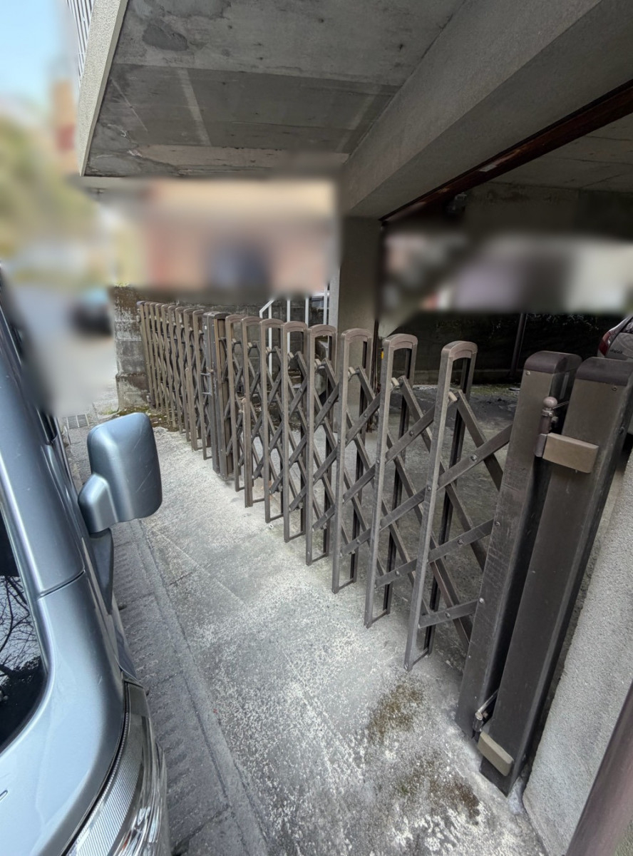 武迫トーヨー住器の伸縮門扉、両開きから片引きにの施工前の写真1