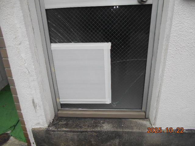 綿治硝子店のガラス破損の修理依頼です。の施工前の写真1