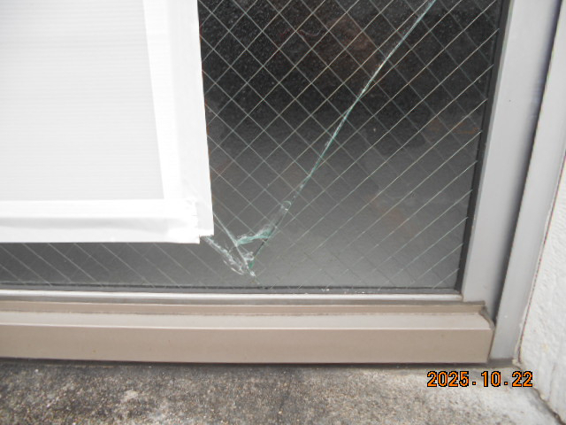 綿治硝子店のガラス破損の修理依頼です。の施工前の写真2