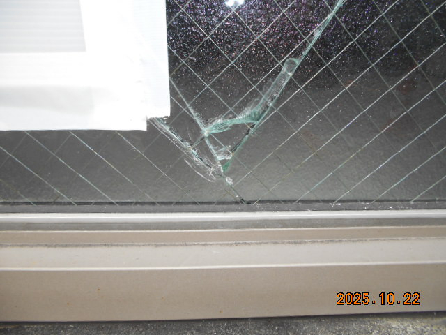 綿治硝子店のガラス破損の修理依頼です。の施工前の写真3
