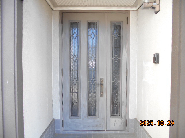 綿治硝子の玄関親子ドアの取替えの施工前の写真1