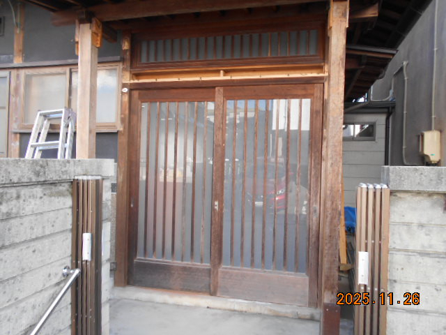 綿治硝子店の木建玄関引戸の取り替えしました‼の施工前の写真1