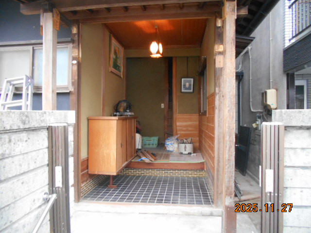 綿治硝子店の木建玄関引戸の取り替えしました‼の施工前の写真2