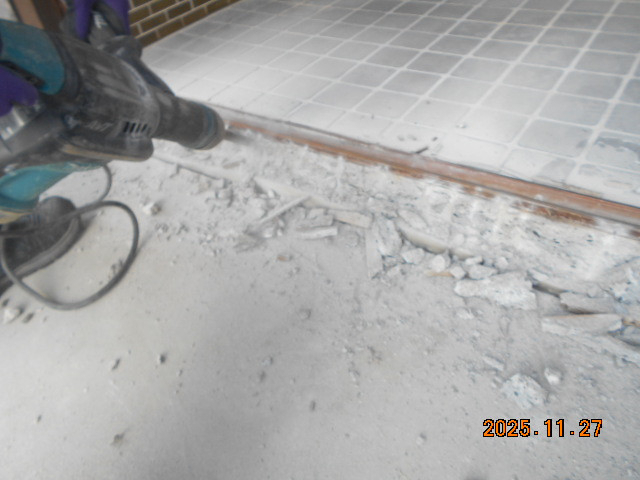 綿治硝子店の木建玄関引戸の取り替えしました‼の施工前の写真3