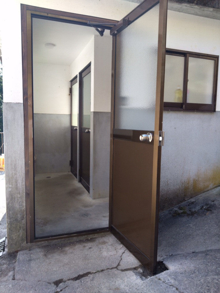 綿治硝子店の外トイレにドア取付しました‼の施工後の写真1