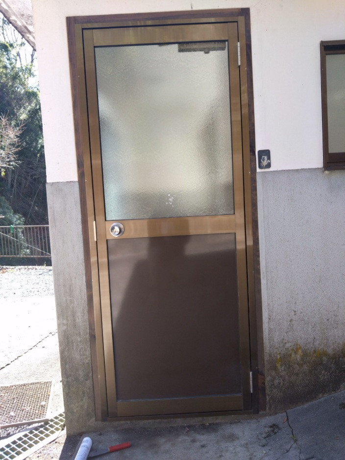 綿治硝子店の外トイレにドア取付しました‼の施工後の写真2