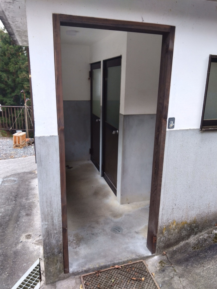 綿治硝子店の外トイレにドア取付しました‼の施工前の写真1