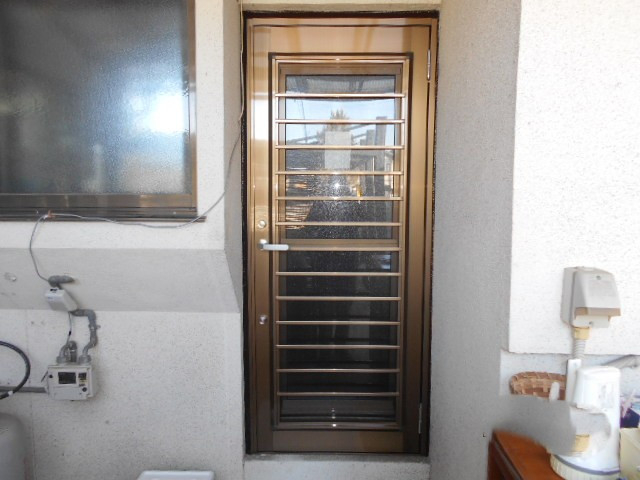 綿治硝子店の勝手口ドアの取替えです！の施工後の写真1