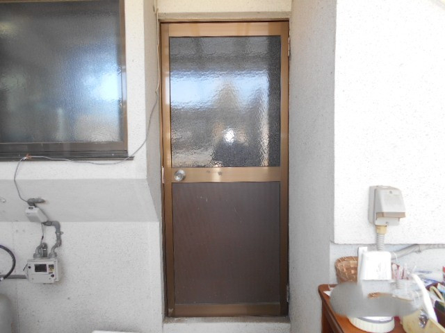 綿治硝子店の勝手口ドアの取替えです！の施工前の写真1