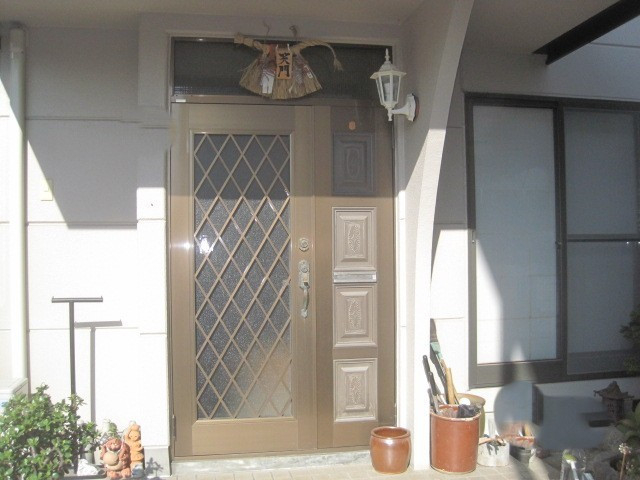綿治硝子店の補助金も活用!! 玄関ドアの取替えの施工前の写真1