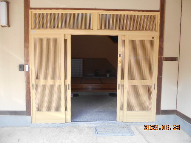 綿治硝子店の玄関網戸の取付しました‼の施工前の写真1