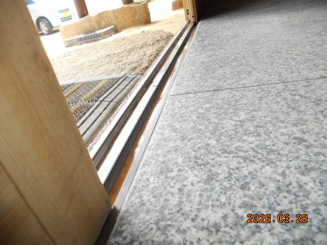 綿治硝子店の玄関網戸の取付しました‼の施工前の写真3