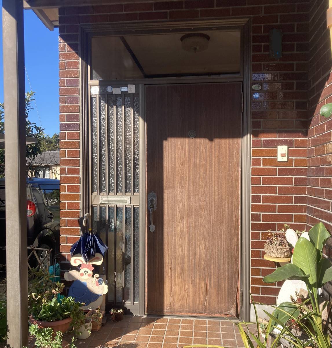 日昇トーヨー住器 鹿児島中央の玄関ドアの交換で気分も新しく！！の施工前の写真1