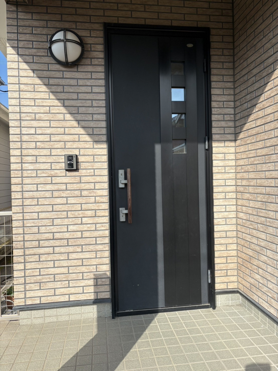 日昇トーヨー住器 鹿児島中央の玄関取替の施工前の写真1