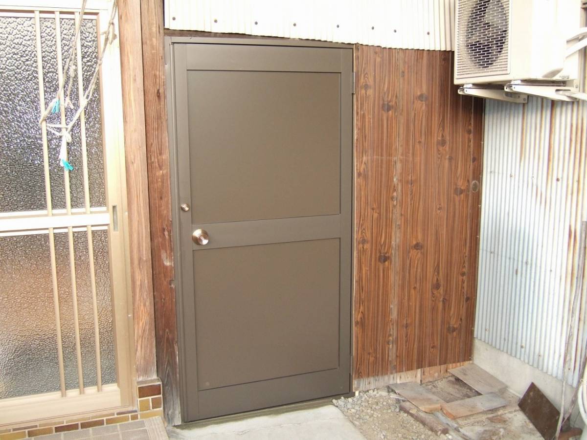 すまい：Ｒｅの0107　木製ドアをアルミドアに変更　和歌山県伊都郡かつらぎ町の施工後の写真1