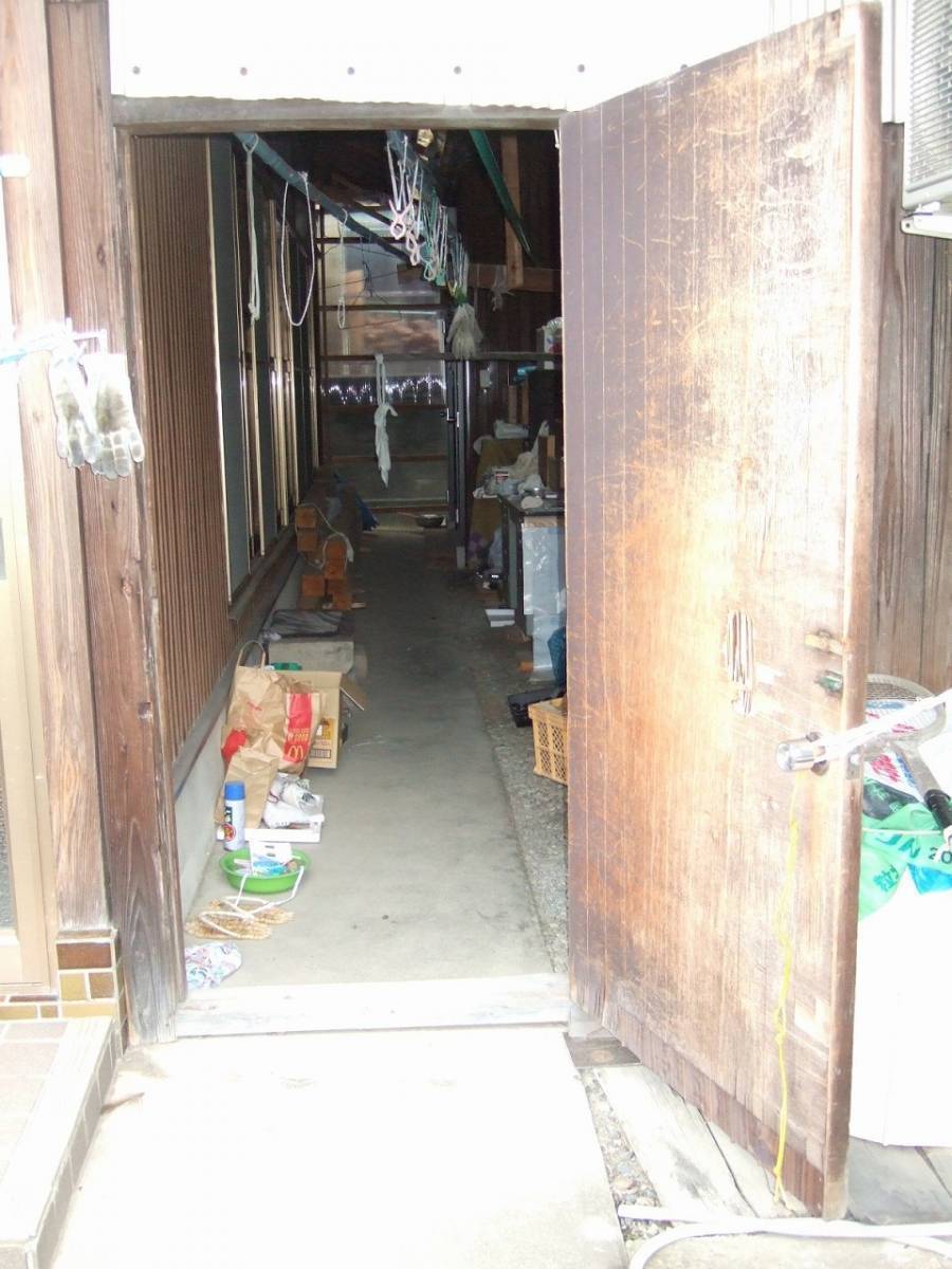 すまい：Ｒｅの0107　木製ドアをアルミドアに変更　和歌山県伊都郡かつらぎ町の施工前の写真1