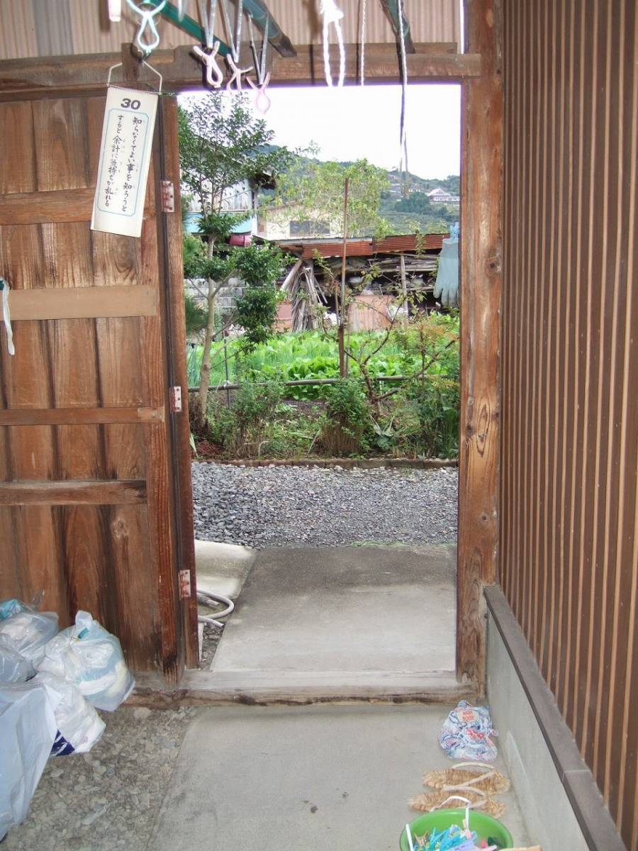 すまい：Ｒｅの0107　木製ドアをアルミドアに変更　和歌山県伊都郡かつらぎ町の施工前の写真2