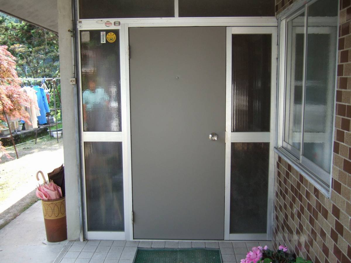 すまい：Ｒｅの0109　玄関ドア交換　和歌山県伊都郡かつらぎ町の施工後の写真1