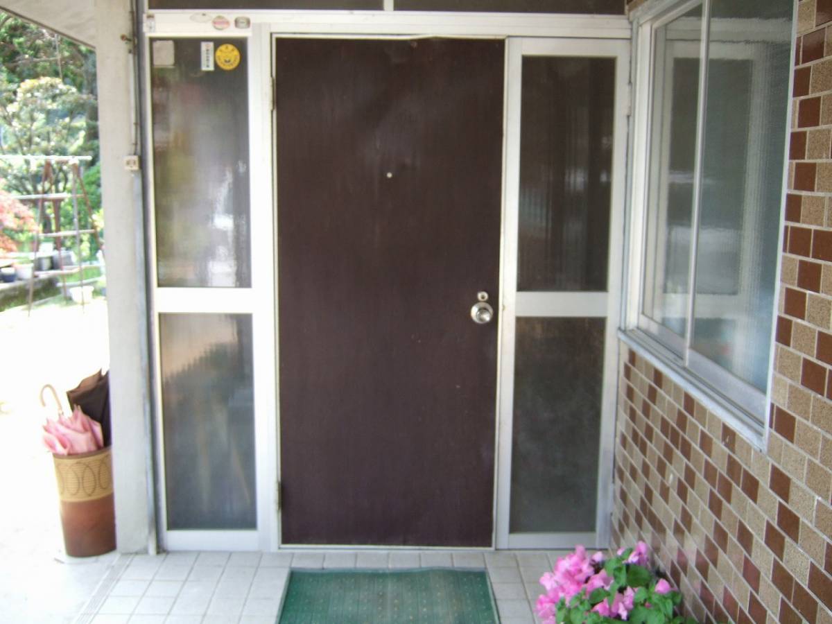 すまい：Ｒｅの0109　玄関ドア交換　和歌山県伊都郡かつらぎ町の施工前の写真1