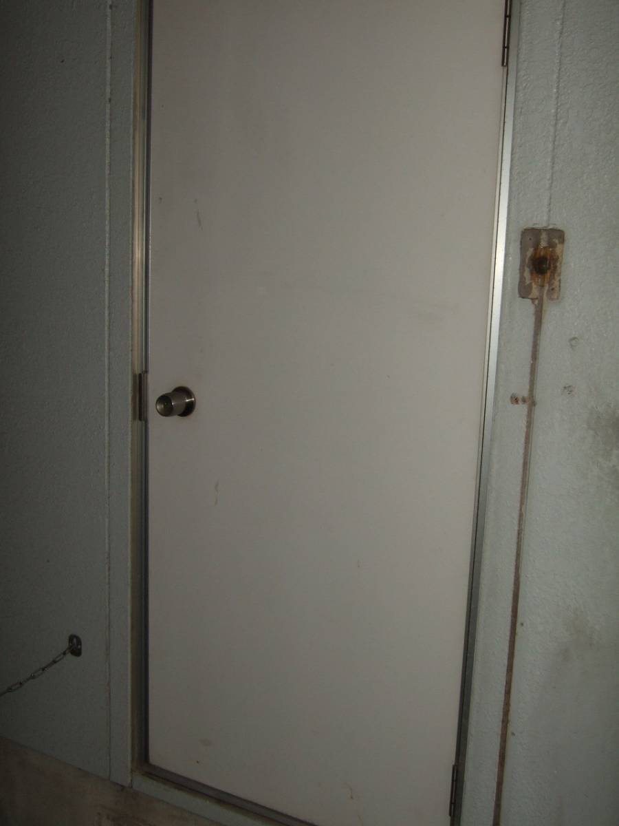 すまい：Ｒｅの0114　勝手口ドア交換　伊都郡かつらぎ町の施工前の写真1