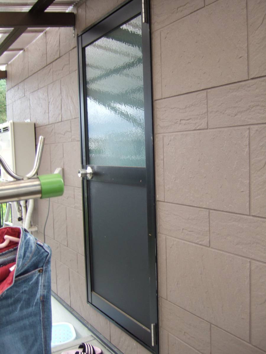 すまい：Ｒｅの0140　勝手口ドア交換　和歌山県橋本市胡麻生の施工前の写真1