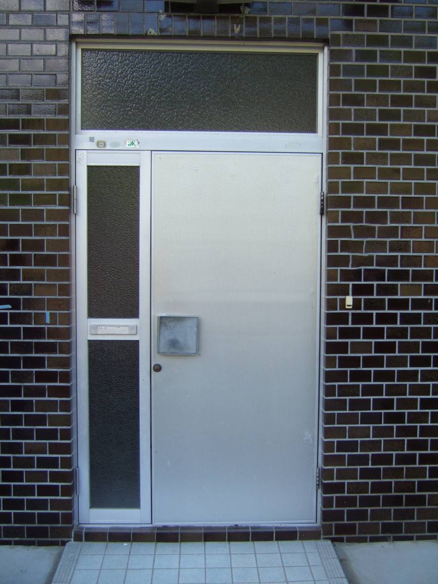 すまい：Ｒｅの0022　玄関ドア取替工事の施工前の写真1