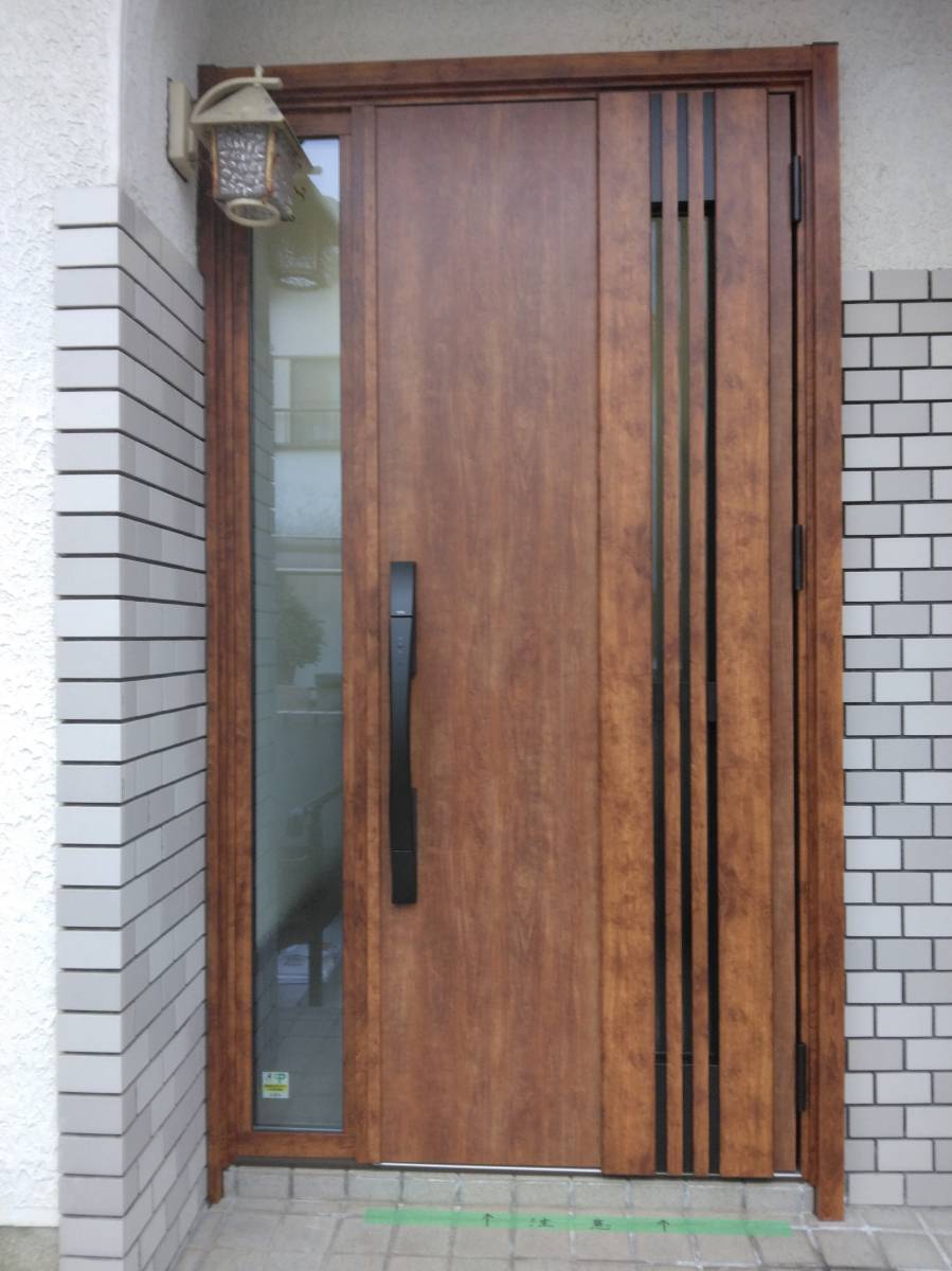 すまい：Ｒｅの0144　玄関の取替工事　和歌山県橋本市岸上の施工後の写真1