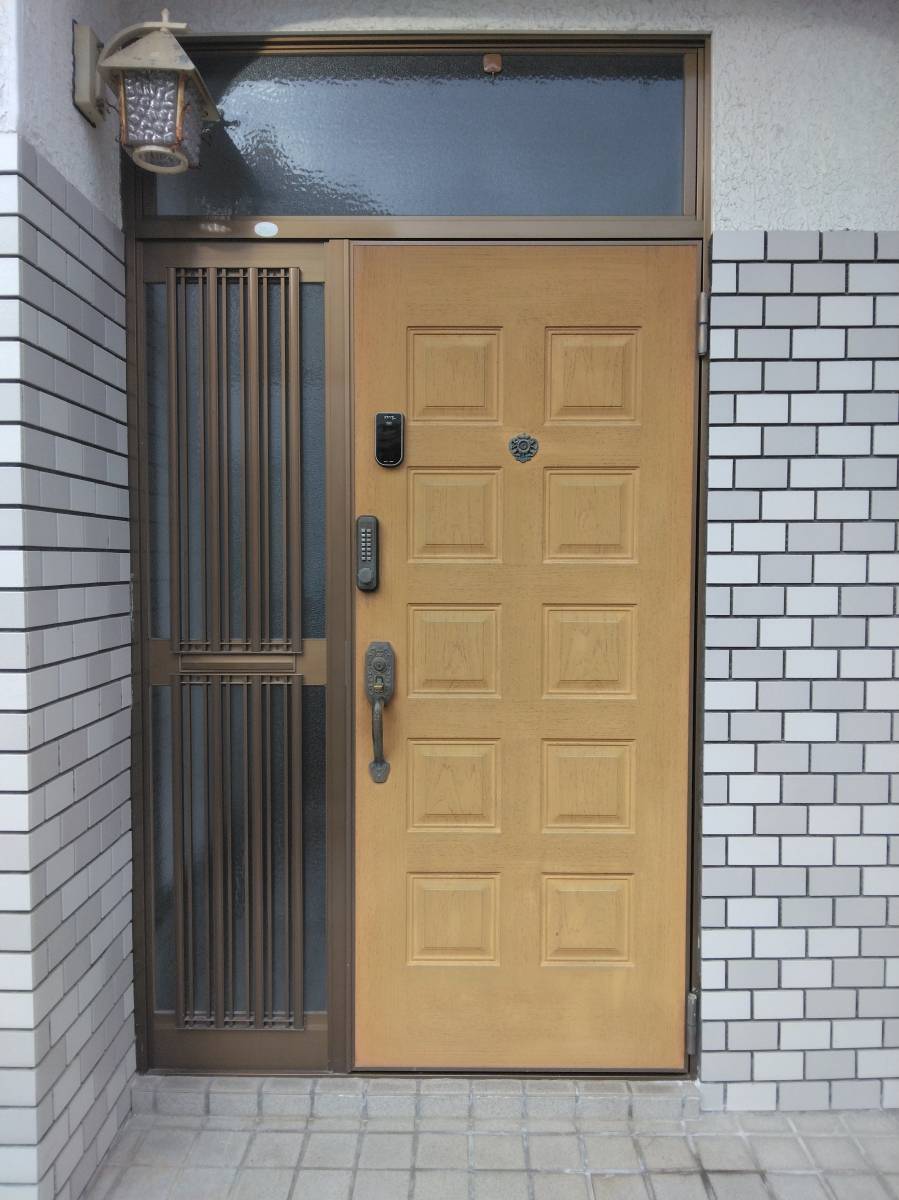 すまい：Ｒｅの0144　玄関の取替工事　和歌山県橋本市岸上の施工前の写真1