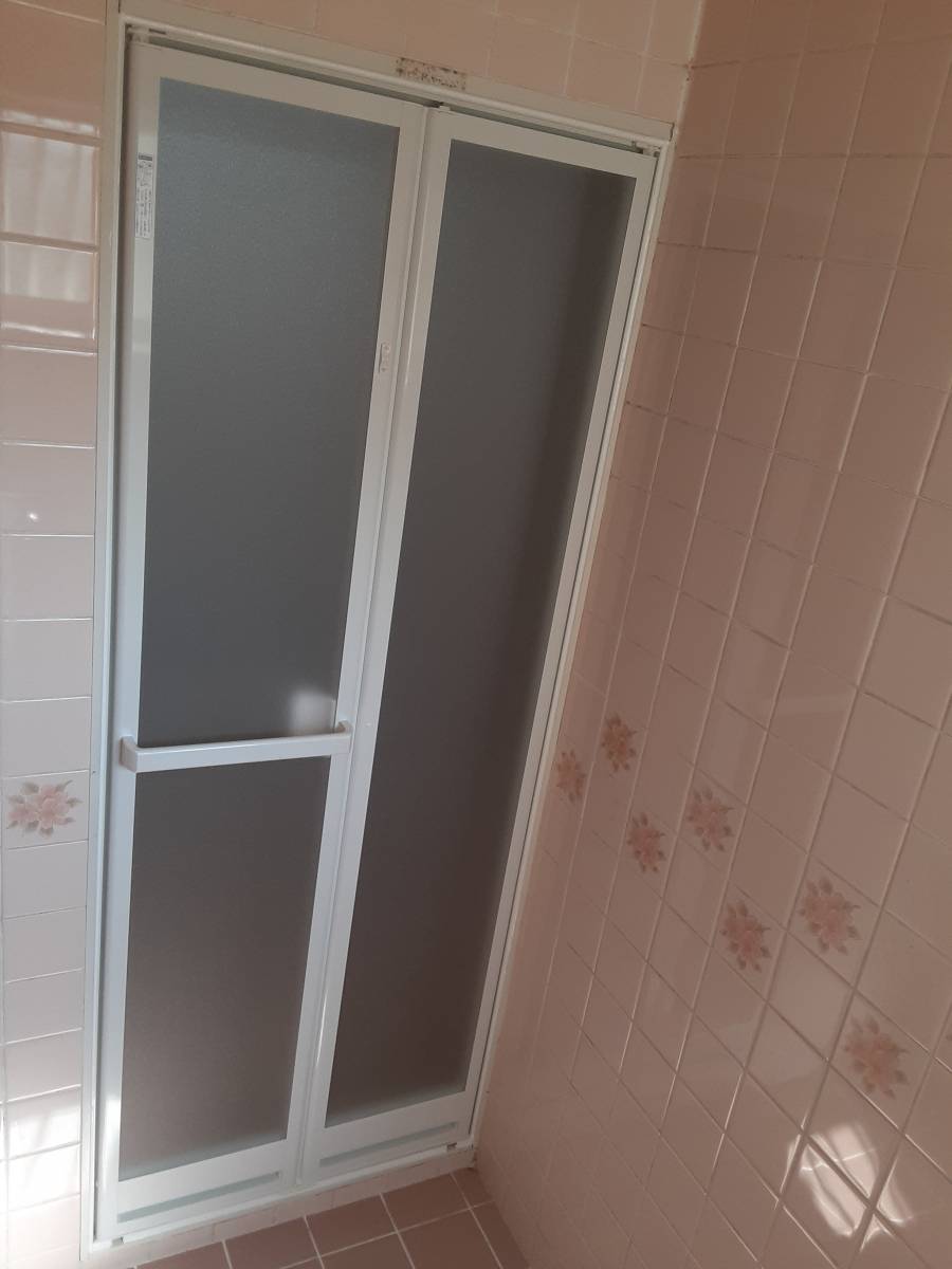 すまい：Ｒｅの0145　浴室ドアの交換工事　橋本市妻の施工後の写真1