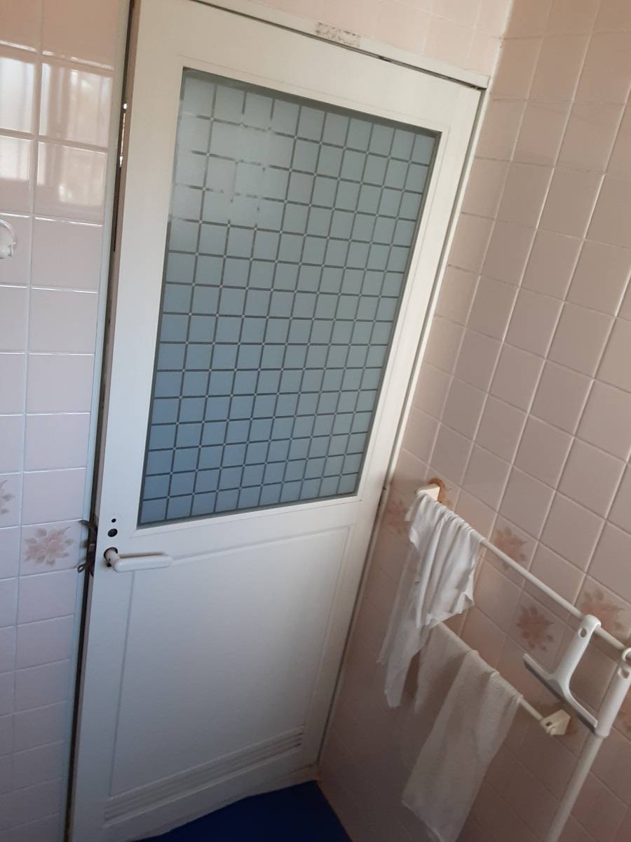 すまい：Ｒｅの0145　浴室ドアの交換工事　橋本市妻の施工前の写真1