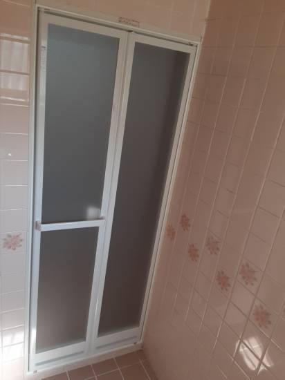 すまい：Ｒｅの0145　浴室ドアの交換工事　橋本市妻施工事例写真1