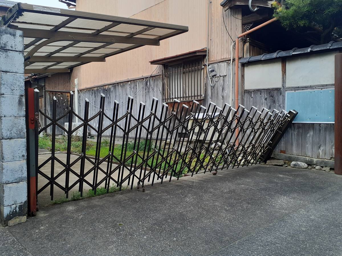 すまい：Ｒｅの0150　伸縮門扉取替工事　和歌山県橋本市東家の施工前の写真1