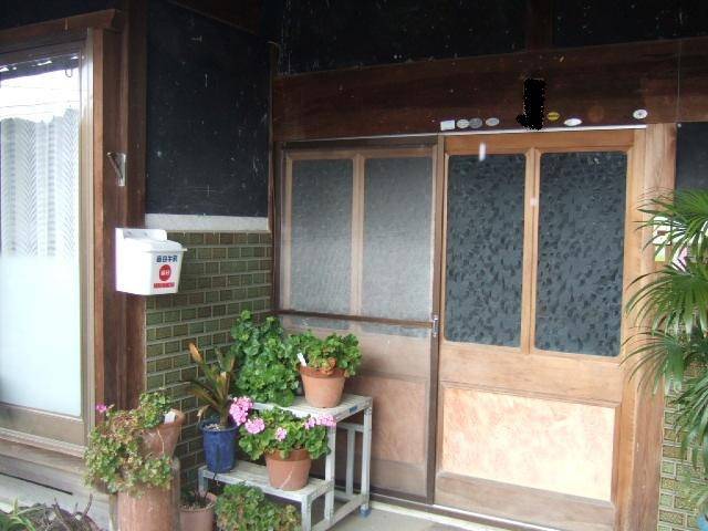 すまい：Ｒｅの0160  玄関取替工事　和歌山県橋本市山田の施工前の写真1