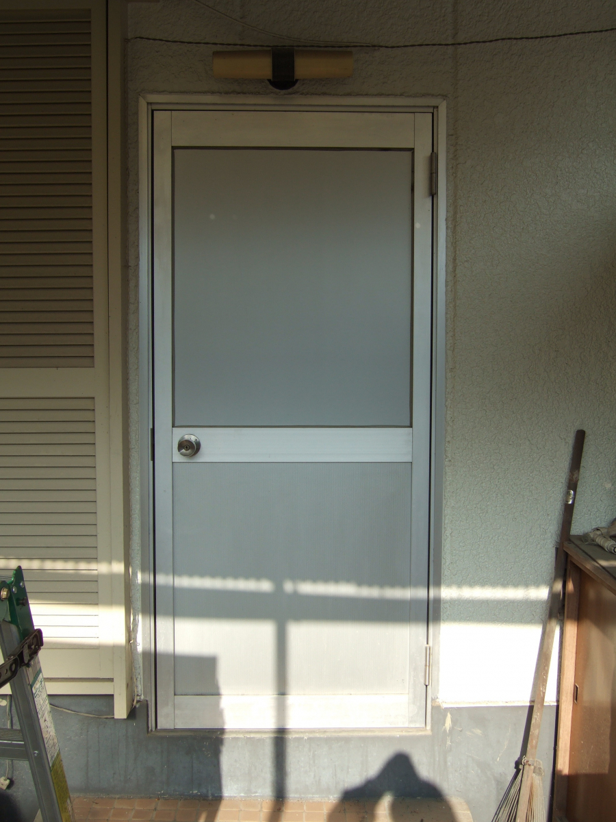 すまい：Ｒｅの0170　勝手口ドア交換工事　和歌山県橋本市御幸辻の施工前の写真1