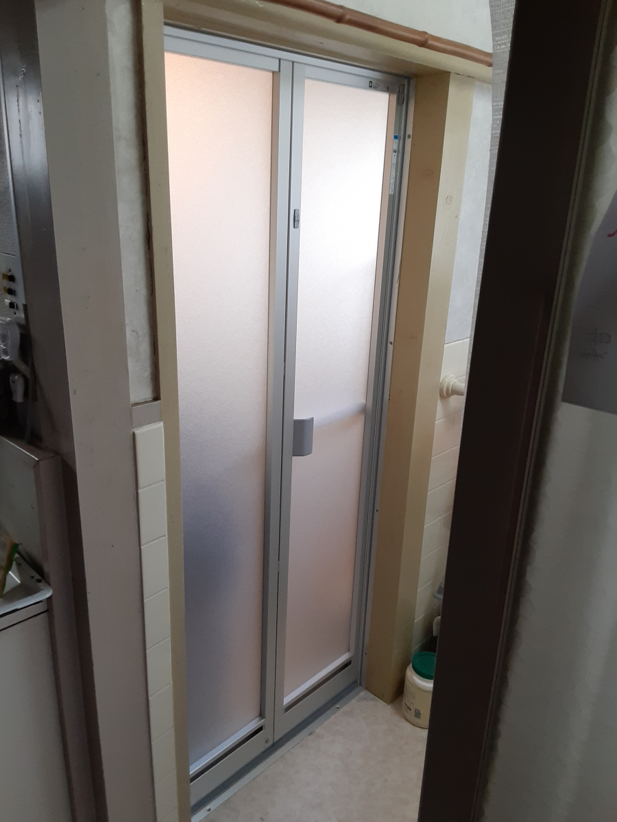 すまい：Ｒｅの0175　浴室ドア交換工事　和歌山県橋本市野の施工後の写真1