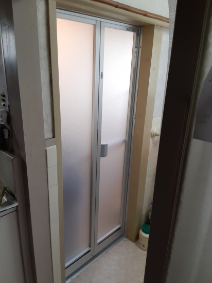 すまい：Ｒｅの0175　浴室ドア交換工事　和歌山県橋本市野施工事例写真1